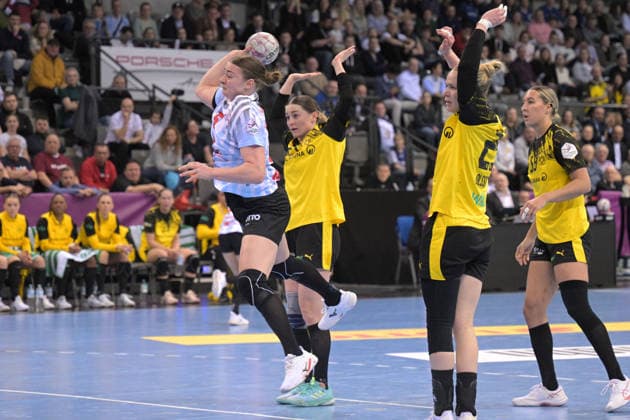 Isabell Hurst (HSG Bensheim Auerbach, 05) beim Wurf Tor HSG Bensheim Auerbach vs. BVB Borussia Dortmund Handball, Handball, Frauen, DHB Pokal Haushahn Final 4, Finale, Saison 2025 2026, 15.03.2026 HSG Bensheim Auerbach vs. BVB Borussia Dortmund Handball, Handball, Frauen, DHB Pokal Haushahn Final 4, Finale, Saison 2025 2026, 15.03.2026 Stuttgart Copyright: xEibner-Pressefoto TobiasxBaurx EP_TBR