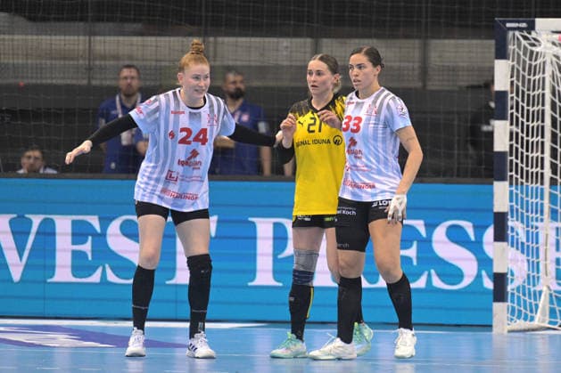 Meike Schmelzer (HSG Bensheim Auerbach, 24) und Lucie-Marie Kretzschmar (HSG Bensheim Auerbach, 33) im Zweikampf mit Kaja Kamp Nielsen (BVB Borussia Dortmund Handball, 21) HSG Bensheim Auerbach vs. BVB Borussia Dortmund Handball, Handball, Frauen, DHB Pokal Haushahn Final 4, Finale, Saison 2025 2026, 15.03.2026 HSG Bensheim Auerbach vs. BVB Borussia Dortmund Handball, Handball, Frauen, DHB Pokal Haushahn Final 4, Finale, Saison 2025 2026, 15.03.2026 Stuttgart Copyright: xEibner-Pressefoto TobiasxBaurx EP_TBR
