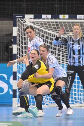 Kaja Kamp Nielsen (BVB Borussia Dortmund Handball, 21) im Zweikampf mit Isabell Hurst (HSG Bensheim Auerbach, 05) und Lucie-Marie Kretzschmar (HSG Bensheim Auerbach, 33) HSG Bensheim Auerbach vs. BVB Borussia Dortmund Handball, Handball, Frauen, DHB Pokal Haushahn Final 4, Finale, Saison 2025 2026, 15.03.2026 HSG Bensheim Auerbach vs. BVB Borussia Dortmund Handball, Handball, Frauen, DHB Pokal Haushahn Final 4, Finale, Saison 2025 2026, 15.03.2026 Stuttgart Copyright: xEibner-Pressefoto TobiasxBaurx EP_TBR