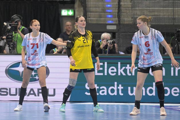 Jule Polsz (HSG Bensheim Auerbach, 71) und Nina Engel (HSG Bensheim Auerbach, 06) im Zweikampf mit Kaja Kamp Nielsen (BVB Borussia Dortmund Handball, 21) HSG Bensheim Auerbach vs. BVB Borussia Dortmund Handball, Handball, Frauen, DHB Pokal Haushahn Final 4, Finale, Saison 2025 2026, 15.03.2026 HSG Bensheim Auerbach vs. BVB Borussia Dortmund Handball, Handball, Frauen, DHB Pokal Haushahn Final 4, Finale, Saison 2025 2026, 15.03.2026 Stuttgart Copyright: xEibner-Pressefoto TobiasxBaurx EP_TBR