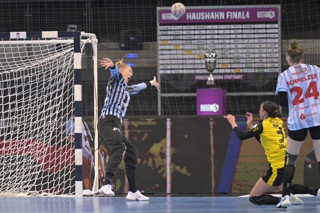 Helen van Beurden (HSG Bensheim Auerbach, 36) im Zweikampf mit Kelly Vollebregt (BVB Borussia Dortmund Handball, 31) HSG Bensheim Auerbach vs. BVB Borussia Dortmund Handball, Handball, Frauen, DHB Pokal Haushahn Final 4, Finale, Saison 2025 2026, 15.03.2026 HSG Bensheim Auerbach vs. BVB Borussia Dortmund Handball, Handball, Frauen, DHB Pokal Haushahn Final 4, Finale, Saison 2025 2026, 15.03.2026 Stuttgart Copyright: xEibner-Pressefoto TobiasxBaurx EP_TBR