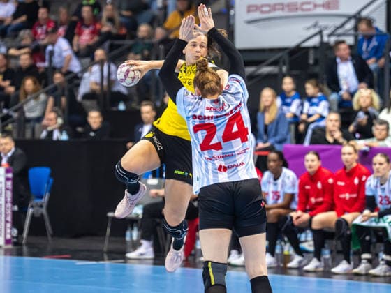 Guro Nestaker (Borussia Dortmund, 33) wirft aus dem Rueckraum, Meike Schmelzer (HSG Bensheim Auerbach, 24) versucht zu blocken, HSG Bensheim Auerbach vs. Borussia Dortmund, Handball, DHB Pokal Haushahn Final 4, Finale, Spielzeit 2025 2026, 15.03.2026 HSG Bensheim Auerbach vs. Borussia Dortmund, Handball, DHB Pokal Haushahn Final 4, Finale, Spielzeit 2025 2026, 15.03.2026 Stuttgart Copyright: xMichaelxSchmidt Eibner-Pressefotx EP_MST