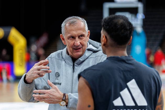 Emir Mutapcic (FC Bayern Muenchen Basketball, Co-Trainer), Xavier Rathan-Mayes (FC Bayern Muenchen Basketball, 04), Aufwaermen, warm up, vor Spielbeginn, BMA365 Bamberg Baskets vs. FC Bayern Muenchen Basketball, Basketball, easyCredit BBL, 24. Spieltag, 15.03.2026 BMA365 Bamberg Baskets vs. FC Bayern Muenchen Basketball, Basketball, easyCredit BBL, 24. Spieltag, 15.03.2026 Bamberg Copyright: xEibner-Pressefoto G.xSantemizx EP_EER