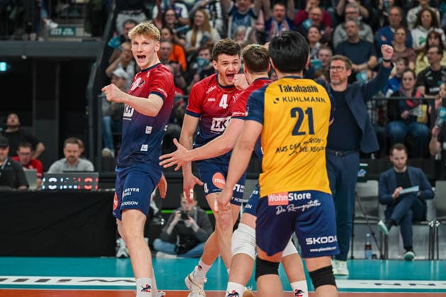 15.03.2026, xdobgx, Volleyball Volleyball Bundesliga VBL, SVG Lüneburg - ASV Dachau v.l. Axel Juul Larsen (SVG Lüneburg, 18), Christopher Byam (SVG Lüneburg, 4), Santeri Välimaa (SVG Lüneburg, 12), Sho Takahashi (SVG Lüneburg, 21) Teamjubel, jubelt gemeinsam, team celebration