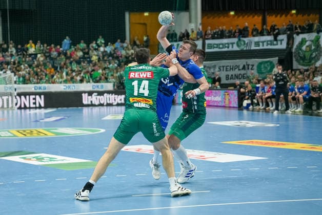 Marco Mengon (TVB Stuttgart, 30) im Griff von Spielern des SC DHfK Leipzig SC DHfK Leipzig vs. TVB Stuttgart, Handball, 1. Handball-Bundesliga, 25. Spieltag, Saison 2025 2026, 15.03.2026 SC DHfK Leipzig vs. TVB Stuttgart, Handball, 1. Handball-Bundesliga, 25. Spieltag, Saison 2025 2026, 15.03.2026 Leipzig Copyright: xEibner-Pressefoto PiaxSchindlerx EP_PSR