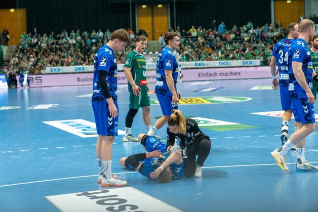 Torben Matzken (TVB Stuttgart, 22) wird nach einem Foul mit einem Eisbeutel versorgt SC DHfK Leipzig vs. TVB Stuttgart, Handball, 1. Handball-Bundesliga, 25. Spieltag, Saison 2025 2026, 15.03.2026 SC DHfK Leipzig vs. TVB Stuttgart, Handball, 1. Handball-Bundesliga, 25. Spieltag, Saison 2025 2026, 15.03.2026 Leipzig Copyright: xEibner-Pressefoto PiaxSchindlerx EP_PSR