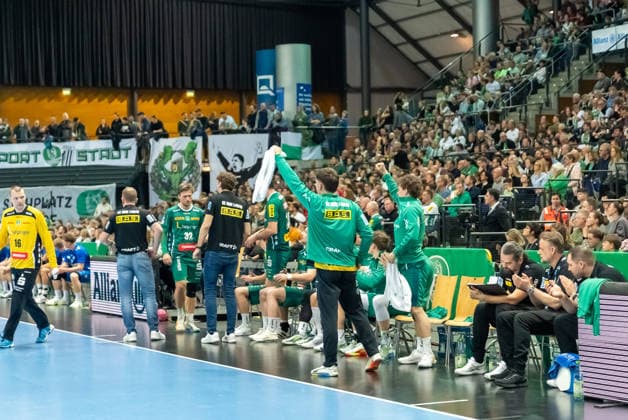 Jubel auf der Leipziger Auswechselbank nach dem Führungstreffer von Franz Semper (SC DHfK Leipzig, 32) SC DHfK Leipzig vs. TVB Stuttgart, Handball, 1. Handball-Bundesliga, 25. Spieltag, Saison 2025 2026, 15.03.2026 SC DHfK Leipzig vs. TVB Stuttgart, Handball, 1. Handball-Bundesliga, 25. Spieltag, Saison 2025 2026, 15.03.2026 Leipzig Copyright: xEibner-Pressefoto PiaxSchindlerx EP_PSR