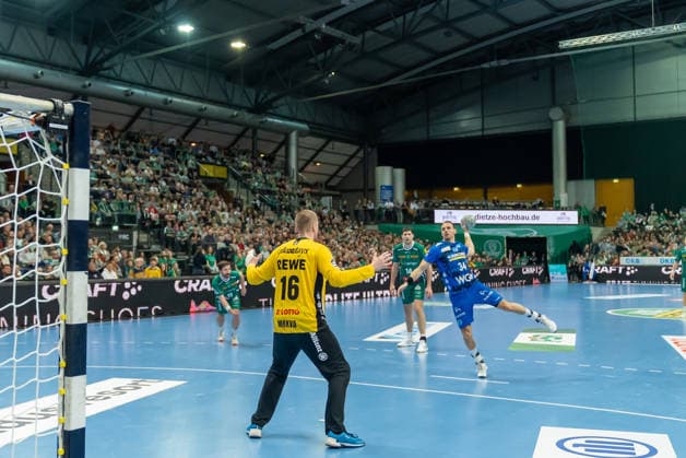 Kai Haefner (TVB Stuttgart, 34) gegen Tomas Mrkva (SC DHfK Leipzig, 16) bei einem 7-Meter-Wurf SC DHfK Leipzig vs. TVB Stuttgart, Handball, 1. Handball-Bundesliga, 25. Spieltag, Saison 2025 2026, 15.03.2026 SC DHfK Leipzig vs. TVB Stuttgart, Handball, 1. Handball-Bundesliga, 25. Spieltag, Saison 2025 2026, 15.03.2026 Leipzig Copyright: xEibner-Pressefoto PiaxSchindlerx EP_PSR