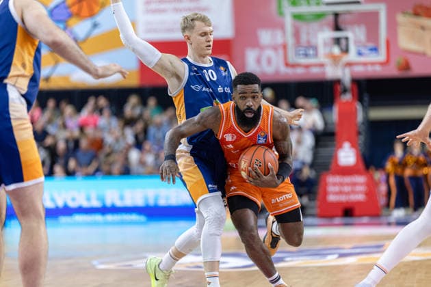 John Newman III (NINERS Chemnitz, 09) im Zweikampf mit Lukasz Kolenda (ROSTOCK SEAWOLVES, 10), GER, Rostock Seawolves vs. NINERS Chemnitz, easycredit BBL, Basketball, Bundesliga, 24. Spieltag, Spielzeit 2025 2026, 15.03.2026. GER, Rostock Seawolves vs. NINERS Chemnitz, easycredit BBL, Basketball, Bundesliga, 24. Spieltag, Spielzeit 2025 2026, 15.03.2026. Rostock Copyright: xEibner-Pressefoto DenverxEhrlichx EP_DEH