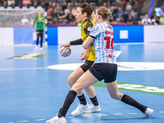 Alina Grijseels (Borussia Dortmund, 04) im Zweikampf mit Matilda Ehlert (HSG Bensheim Auerbach, 10), HSG Bensheim Auerbach vs. Borussia Dortmund, Handball, DHB Pokal Haushahn Final 4, Finale, Spielzeit 2025 2026, 15.03.2026 HSG Bensheim Auerbach vs. Borussia Dortmund, Handball, DHB Pokal Haushahn Final 4, Finale, Spielzeit 2025 2026, 15.03.2026 Stuttgart Copyright: xMichaelxSchmidt Eibner-Pressefotx EP_MST