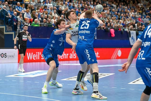 Elias Newel (Frisch AUf Goeppingen, 40) am Ball gegen Joel Willecke (TBV Lemgo Lippe, 24) und Nils Versteijnen (TBV Lemgo Lippe, 25) TBV Lemgo Lippe vs. Frisch Auf Goeppingen, Handball, 1. Bundesliga, 25. Spieltag, Saison 2025 2026, 15.03.2026, TBV Lemgo Lippe vs. Frisch Auf Goeppingen, Handball, 1. Bundesliga, 25. Spieltag, Saison 2025 2026, 15.03.2026 Lemgo Copyright: xEibner-Pressefoto RobertxGertzenx EP_RGN