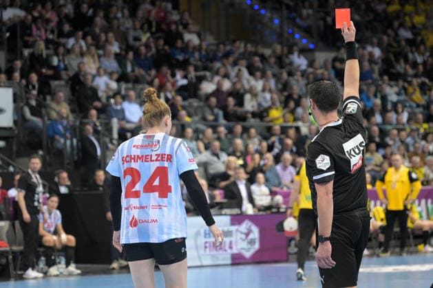 Meike Schmelzer (HSG Bensheim Auerbach, 24) sieht die Rote Karte nach einem Foul HSG Bensheim Auerbach vs. BVB Borussia Dortmund Handball, Handball, Frauen, DHB Pokal Haushahn Final 4, Finale, Saison 2025 2026, 15.03.2026 HSG Bensheim Auerbach vs. BVB Borussia Dortmund Handball, Handball, Frauen, DHB Pokal Haushahn Final 4, Finale, Saison 2025 2026, 15.03.2026 Stuttgart Copyright: xEibner-Pressefoto TobiasxBaurx EP_TBR