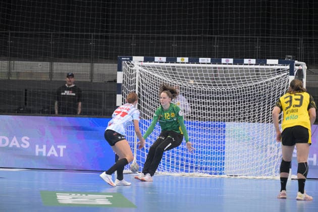 Sarah Wachter (BVB Borussia Dortmund Handball, 12) im Tor im Zweikampf beim 7 Meter mit Jule Polsz (HSG Bensheim Auerbach, 71) HSG Bensheim Auerbach vs. BVB Borussia Dortmund Handball, Handball, Frauen, DHB Pokal Haushahn Final 4, Finale, Saison 2025 2026, 15.03.2026 HSG Bensheim Auerbach vs. BVB Borussia Dortmund Handball, Handball, Frauen, DHB Pokal Haushahn Final 4, Finale, Saison 2025 2026, 15.03.2026 Stuttgart Copyright: xEibner-Pressefoto TobiasxBaurx EP_TBR