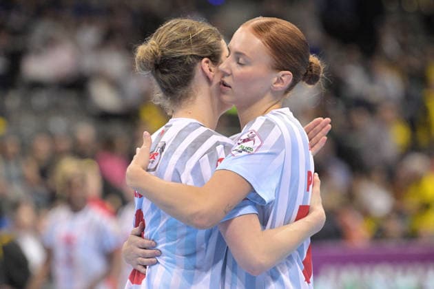 Amelie Berger (HSG Bensheim Auerbach, 03) und Jule Polsz (HSG Bensheim Auerbach, 71) schwoeren sich fuer die 2 Halbzeit ein HSG Bensheim Auerbach vs. BVB Borussia Dortmund Handball, Handball, Frauen, DHB Pokal Haushahn Final 4, Finale, Saison 2025 2026, 15.03.2026 HSG Bensheim Auerbach vs. BVB Borussia Dortmund Handball, Handball, Frauen, DHB Pokal Haushahn Final 4, Finale, Saison 2025 2026, 15.03.2026 Stuttgart Copyright: xEibner-Pressefoto TobiasxBaurx EP_TBR