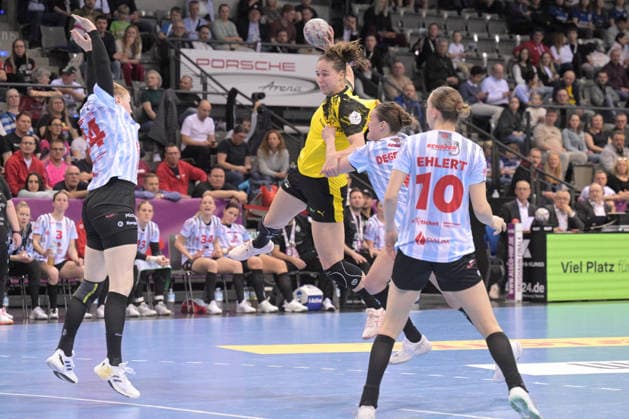 Guro Nestaker (BVB Borussia Dortmund Handball, 33) im Zweikampf mit Lena Sophia Degenhardt (HSG Bensheim Auerbach, 08) und Meike Schmelzer (HSG Bensheim Auerbach, 24) HSG Bensheim Auerbach vs. BVB Borussia Dortmund Handball, Handball, Frauen, DHB Pokal Haushahn Final 4, Finale, Saison 2025 2026, 15.03.2026 HSG Bensheim Auerbach vs. BVB Borussia Dortmund Handball, Handball, Frauen, DHB Pokal Haushahn Final 4, Finale, Saison 2025 2026, 15.03.2026 Stuttgart Copyright: xEibner-Pressefoto TobiasxBaurx EP_TBR