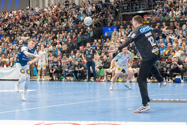 Noah Beyer (Bergischer HC 06, 02) trifft gegen Matej Mandic (SC Magdeburg, 12). Bergischer HC 06 vs. SC Magdeburg, Handball, DAIKIN Handballbundesliga, 25. Spieltag, Saison 2025 2026, 15.03.2026 Bergischer HC 06 vs. SC Magdeburg, Handball, DAIKIN Handballbundesliga, 25. Spieltag, Saison 2025 2026, 15.03.2026 Duesseldorf Copyright: xEibner-Pressefoto ThomasxHaeslerx EP_THR