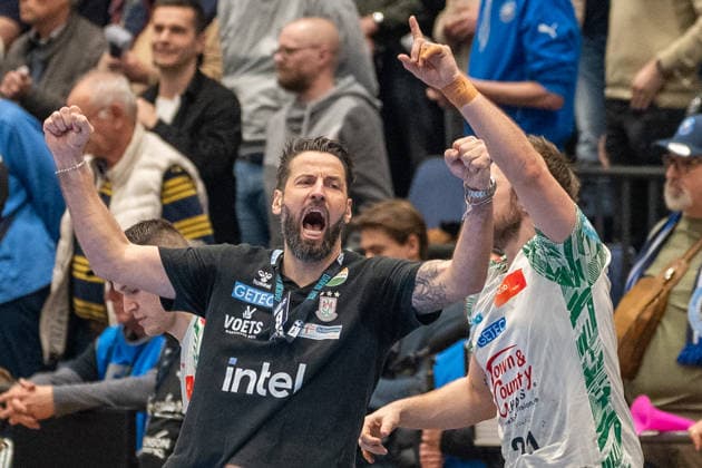 Bennet Wiegert (SC Magdeburg, Trainer) bejubelt den hart erkaempften Sieg. Daneben Albin Lagergren (SC Magdeburg, 21). Bergischer HC 06 vs. SC Magdeburg, Handball, DAIKIN Handballbundesliga, 25. Spieltag, Saison 2025 2026, 15.03.2026 Bergischer HC 06 vs. SC Magdeburg, Handball, DAIKIN Handballbundesliga, 25. Spieltag, Saison 2025 2026, 15.03.2026 Duesseldorf Copyright: xEibner-Pressefoto ThomasxHaeslerx EP_THR