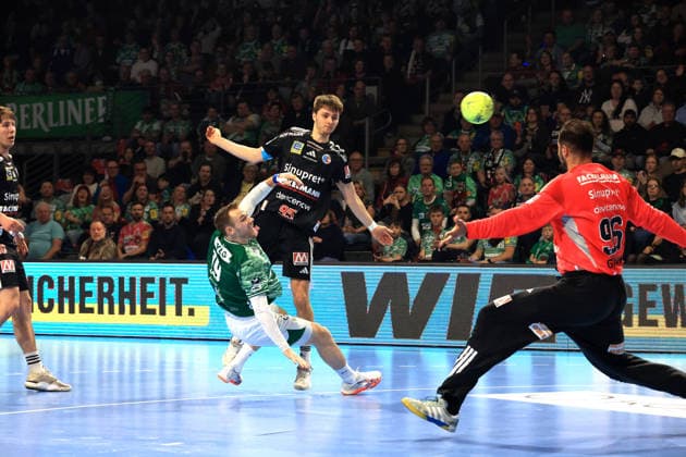 DEU, DHB, 1.HBL, Fuechse Berlin vs.Erlangen, 15.03.2026, Max-Schmeling-Halle, Berlin, DEU, DHB, 1.HBL, Fuechse Berlin vs.Erlangen, im Bild Mathias Gidsel (Fuechse Berlin 19), Tim Goemmel (Erlangen 95), Khalifa Ghedbane (Erlangen 96)