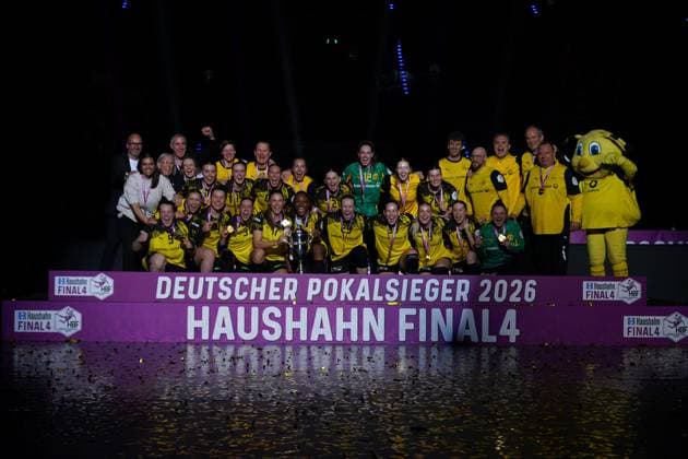 Szene mit Sarah Wachter (12; Borussia Dortmund), Lois Abbingh (5; Borussia Dortmund), Alieke van Maurik (14; Borussia Dortmund), Guro Berland Husebø (24; Borussia Dortmund), Dana Bleckmann (66; Borussia Dortmund), Déborah Lassource (22; Borussia Dortmund), Felina Menne (76; Borussia Dortmund), Kaja Kamp Nielsen (21; Borussia Dortmund), Alina Grijseels (4; Borussia Dortmund), Alicia Langer (17; Borussia Dortmund), Lara Egeling (44; Borussia Dortmund), Lisa Antl (9; Borussia Dortmund), Guro Nestaker (33; Borussia Dortmund), Maraike Kusian (8; Borussia Dortmund) und Melinda Szikora (7; Borussia Dortmund) Haushahn Final4 Finale HSG Bensheim-Auerbach vs Borussia Dortmund
