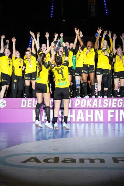Szene mit Lisa Antl (9; Borussia Dortmund), Teordora Roncevic (1; Borussia Dortmund), Lois Abbingh (5; Borussia Dortmund), Maraike Kusian (8; Borussia Dortmund), Melinda Szikora (7; Borussia Dortmund), Sarah Wachter (12; Borussia Dortmund), Alina Grijseels (4; Borussia Dortmund), Alicia Langer (17; Borussia Dortmund), Kaja Kamp Nielsen (21; Borussia Dortmund), Déborah Lassource (22; Borussia Dortmund), Guro Berland Husebø (24; Borussia Dortmund), Emma Olsson (29; Borussia Dortmund), Kelly Vollebregt (31; Borussia Dortmund), Guro Nestaker (33; Borussia Dortmund), Lara Egeling (44; Borussia Dortmund), Dana Bleckmann (66; Borussia Dortmund) und Felina Menne (76; Borussia Dortmund) Haushahn Final4 Finale HSG Bensheim-Auerbach vs Borussia Dortmund