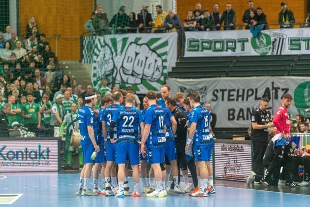 Besprechung des TVB Stuttgart in einer Auszeit SC DHfK Leipzig vs. TVB Stuttgart, Handball, 1. Handball-Bundesliga, 25. Spieltag, Saison 2025 2026, 15.03.2026 SC DHfK Leipzig vs. TVB Stuttgart, Handball, 1. Handball-Bundesliga, 25. Spieltag, Saison 2025 2026, 15.03.2026 Leipzig Copyright: xEibner-Pressefoto PiaxSchindlerx EP_PSR