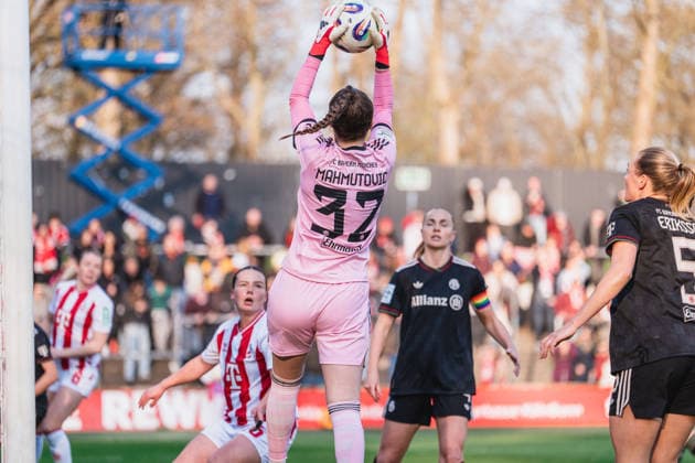 Ena Mahmutovic (FC Bayern Muenchen, 32) fängt eine ecke ab 1.FC Köln vs. FC Bayern München, Fussball, Google Pixel Frauen-Bundesliga, 20.Spieltag, Saison 2025 26, 15.03.2026, 1.FC Köln vs. FC Bayern München, Fussball, Google Pixel Frauen-Bundesliga, 20.Spieltag, Saison 2025 26, 13.03.2026 Köln Copyright: xEibner-Pressefoto LukasxBaldygax EP_LBA