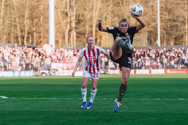 Georgia Stanway (FC Bayern Muenchen, 31) fängt den BAll ab, Laura Donhauser (1.FC Koeln, 25) schaut zu 1.FC Köln vs. FC Bayern München, Fussball, Google Pixel Frauen-Bundesliga, 20.Spieltag, Saison 2025 26, 15.03.2026, 1.FC Köln vs. FC Bayern München, Fussball, Google Pixel Frauen-Bundesliga, 20.Spieltag, Saison 2025 26, 13.03.2026 Köln Copyright: xEibner-Pressefoto LukasxBaldygax EP_LBA