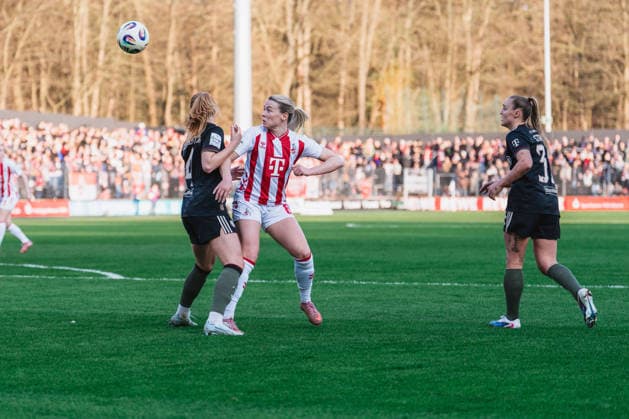 Glodis Perla Viggosdottir (FC Bayern Muenchen, 04) im Zweikampf mit Sandra Maria Jessen (1.FC Koeln, 06) 1.FC Köln vs. FC Bayern München, Fussball, Google Pixel Frauen-Bundesliga, 20.Spieltag, Saison 2025 26, 15.03.2026, 1.FC Köln vs. FC Bayern München, Fussball, Google Pixel Frauen-Bundesliga, 20.Spieltag, Saison 2025 26, 13.03.2026 Köln Copyright: xEibner-Pressefoto LukasxBaldygax EP_LBA