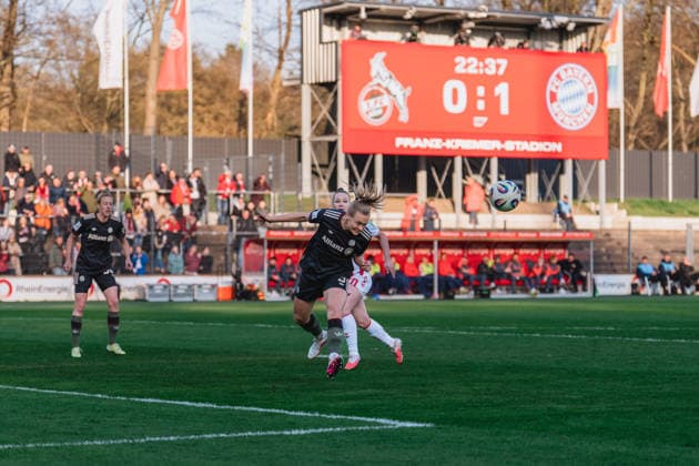 Stine Ballisager (FC Bayern Muenchen, 03) klärt den Ball per Kopf vor Weronika Zawistowska (1.FC Koeln, 10) 1.FC Köln vs. FC Bayern München, Fussball, Google Pixel Frauen-Bundesliga, 20.Spieltag, Saison 2025 26, 15.03.2026, 1.FC Köln vs. FC Bayern München, Fussball, Google Pixel Frauen-Bundesliga, 20.Spieltag, Saison 2025 26, 13.03.2026 Köln Copyright: xEibner-Pressefoto LukasxBaldygax EP_LBA