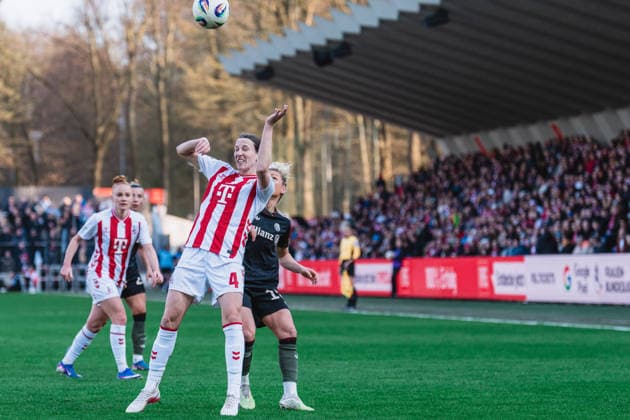 Sara Agrez (1.FC Koeln, 04) köpft vor Linda Dallmann (FC Bayern Muenchen, 10) 1.FC Köln vs. FC Bayern München, Fussball, Google Pixel Frauen-Bundesliga, 20.Spieltag, Saison 2025 26, 15.03.2026, 1.FC Köln vs. FC Bayern München, Fussball, Google Pixel Frauen-Bundesliga, 20.Spieltag, Saison 2025 26, 13.03.2026 Köln Copyright: xEibner-Pressefoto LukasxBaldygax EP_LBA