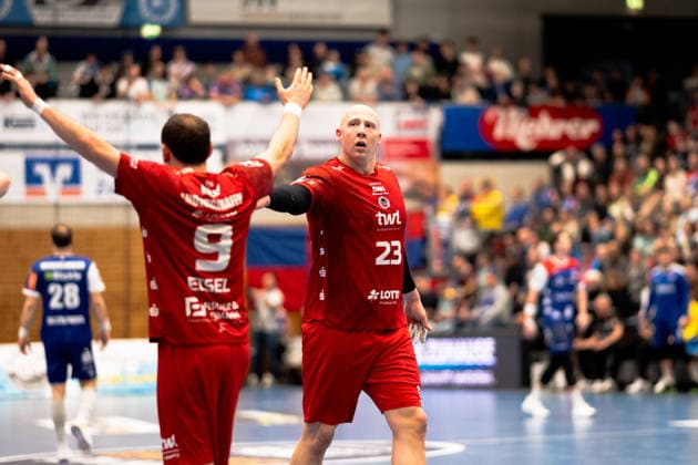 Kian Schwarzer, (Eulen Ludwigshafen, 22), zufrieden mit Marc Robin Eisel, (Eulen Ludwigshafen, 09), HBW Balingen Weilstetten vs. Eulen Ludwigshafen, Handball, 2. Bundesliga, 24. Spieltag, Saison 2025 2026, 15.03.2026 Eibner-Pressefoto Andreas Ulmer HBW Balingen Weilstetten vs. Eulen Ludwigshafen, Handball, 2. Bundesliga, 24. Spieltag, Saison 2025 2026, 15.03.2026 Balingen Copyright: xEibner-Pressefoto AndreasxUlmerx EP_AUR