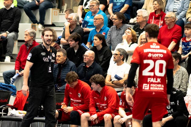 Michael Haass, (Eulen Ludwigshafen, Coach, Trainer), mit Alexander Falk, (Eulen Ludwigshafen, 20), HBW Balingen Weilstetten vs. Eulen Ludwigshafen, Handball, 2. Bundesliga, 24. Spieltag, Saison 2025 2026, 15.03.2026 Eibner-Pressefoto Andreas Ulmer HBW Balingen Weilstetten vs. Eulen Ludwigshafen, Handball, 2. Bundesliga, 24. Spieltag, Saison 2025 2026, 15.03.2026 Balingen Copyright: xEibner-Pressefoto AndreasxUlmerx EP_AUR