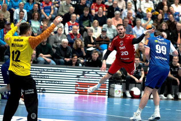 Alexander Falk, (Eulen Ludwigshafen, 20), gegen Benedek Nagy (HBW Balingen Weilstetten, 12, Torwart) HBW Balingen Weilstetten vs. Eulen Ludwigshafen, Handball, 2. Bundesliga, 24. Spieltag, Saison 2025 2026, 15.03.2026 Eibner-Pressefoto Andreas Ulmer HBW Balingen Weilstetten vs. Eulen Ludwigshafen, Handball, 2. Bundesliga, 24. Spieltag, Saison 2025 2026, 15.03.2026 Balingen Copyright: xEibner-Pressefoto AndreasxUlmerx EP_AUR