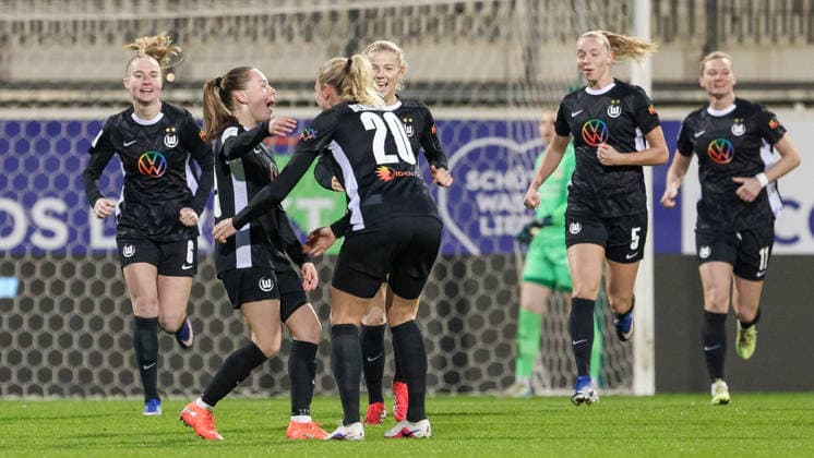v.li.: Torschützin Janou Levels (VfL Wolfsburg, 15), Guro Bergsvand (VfL Wolfsburg, 20) und Spielerinnen vom VfL Wolfsburg mit Torjubel, Jubel, jubeln, jubelt, optimistisch, Spielszene, Highlight, Freude über das Tor zum 1:0, DIE DFB-RICHTLINIEN UNTERSAGEN JEGLICHE NUTZUNG VON FOTOS ALS SEQUENZBILDER UND ODER VIDEOÄHNLICHE FOTOSTRECKEN. DFB REGULATIONS PROHIBIT ANY USE OF PHOTOGRAPHS AS IMAGE SEQUENCES AND OR QUASI-VIDEO., 15.03.2026, Wolfsburg (Deutschland), Fussball, Google Pixel Frauen-Bundesliga, VfL Wolfsburg - Bayer 04 Leverkusen