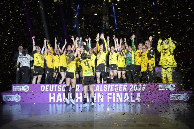 Alicia Langer (BVB Borussia Dortmund Handball, 17) und Alina Grijseels (BVB Borussia Dortmund Handball, 04) strecken den DHB Pokal in der Himmel der Porsche-Arena HSG Bensheim Auerbach vs. BVB Borussia Dortmund Handball, Handball, Frauen, DHB Pokal Haushahn Final 4, Finale, Saison 2025 2026, 15.03.2026 HSG Bensheim Auerbach vs. BVB Borussia Dortmund Handball, Handball, Frauen, DHB Pokal Haushahn Final 4, Finale, Saison 2025 2026, 15.03.2026 Stuttgart Copyright: xEibner-Pressefoto TobiasxBaurx EP_TBR