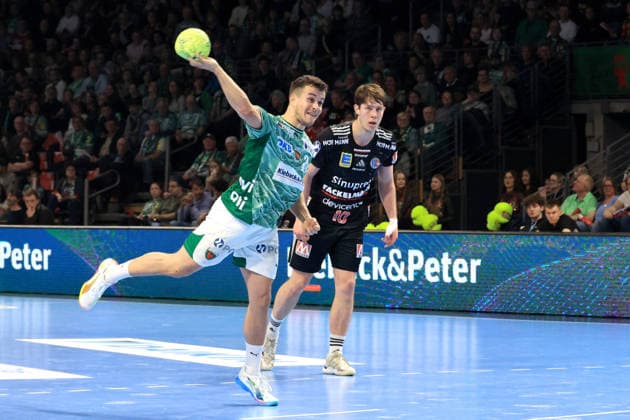 DEU, DHB, 1.HBL, Fuechse Berlin vs.Erlangen, 15.03.2026, Max-Schmeling-Halle, Berlin, DEU, DHB, 1.HBL, Fuechse Berlin vs.Erlangen, im Bild 7m von Tim Freihoefer (Fuechse Berlin 19), Florian Scheerer (Erlangen 10)
