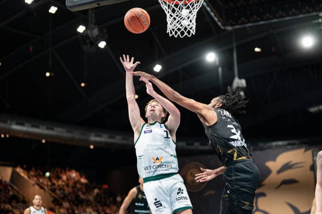 Steven Ashworth (Nr. 1 VET-CONCEPT Gladiators Trier) gegen Chip Flanigan (Nr. 30 Basketball Loewen Braunschweig) GER, Basketball Loewen Braunschweig gegen VET-CONCEPT Gladiators Trier, Basketball, easyCredit BBL, Woche 24, Spielzeit 2025 26, 15.03.2026 GER, Basketball Loewen Braunschweig gegen VET-CONCEPT Gladiators Trier, Basketball, easyCredit BBL, Woche 24, Spielzeit 2025 26, 15.03.2026 Braunschweig Copyright: xEibner-Pressefoto DanielxREINELTx EP_DRT