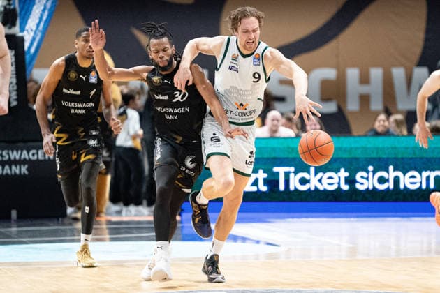 Marco Hollersbacher (Nr. 9 VET-CONCEPT Gladiators Trier) gegen Chip Flanigan (Nr. 30 Basketball Loewen Braunschweig) GER, Basketball Loewen Braunschweig gegen VET-CONCEPT Gladiators Trier, Basketball, easyCredit BBL, Woche 24, Spielzeit 2025 26, 15.03.2026 GER, Basketball Loewen Braunschweig gegen VET-CONCEPT Gladiators Trier, Basketball, easyCredit BBL, Woche 24, Spielzeit 2025 26, 15.03.2026 Braunschweig Copyright: xEibner-Pressefoto DanielxREINELTx EP_DRT
