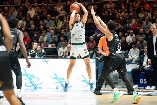 Jordan Roland (Nr. 15 VET-CONCEPT Gladiators Trier) gegen Adrian Worthy (Nr. 0 Basketball Loewen Braunschweig) GER, Basketball Loewen Braunschweig gegen VET-CONCEPT Gladiators Trier, Basketball, easyCredit BBL, Woche 24, Spielzeit 2025 26, 15.03.2026 GER, Basketball Loewen Braunschweig gegen VET-CONCEPT Gladiators Trier, Basketball, easyCredit BBL, Woche 24, Spielzeit 2025 26, 15.03.2026 Braunschweig Copyright: xEibner-Pressefoto DanielxREINELTx EP_DRT