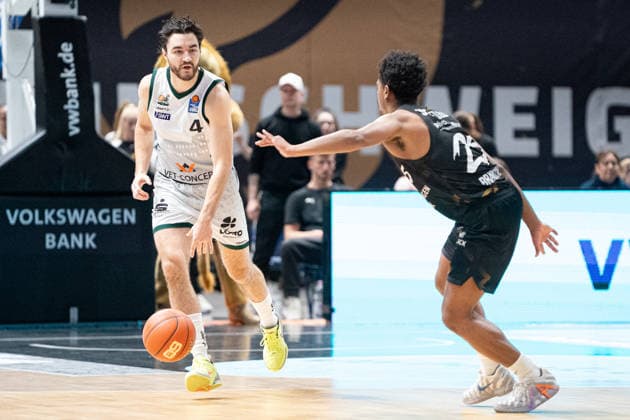 Clayton Guillozet (Nr. 4 VET-CONCEPT Gladiators Trier) gegen Grant Sherfield (Nr. 25 Basketball Loewen Braunschweig) GER, Basketball Loewen Braunschweig gegen VET-CONCEPT Gladiators Trier, Basketball, easyCredit BBL, Woche 24, Spielzeit 2025 26, 15.03.2026 GER, Basketball Loewen Braunschweig gegen VET-CONCEPT Gladiators Trier, Basketball, easyCredit BBL, Woche 24, Spielzeit 2025 26, 15.03.2026 Braunschweig Copyright: xEibner-Pressefoto DanielxREINELTx EP_DRT