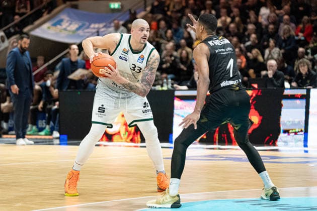 Maik Zirbes (Nr. 33 VET-CONCEPT Gladiators Trier) gegen David NGuessan (Nr. 1 Basketball Loewen Braunschweig) GER, Basketball Loewen Braunschweig gegen VET-CONCEPT Gladiators Trier, Basketball, easyCredit BBL, Woche 24, Spielzeit 2025 26, 15.03.2026 GER, Basketball Loewen Braunschweig gegen VET-CONCEPT Gladiators Trier, Basketball, easyCredit BBL, Woche 24, Spielzeit 2025 26, 15.03.2026 Braunschweig Copyright: xEibner-Pressefoto DanielxREINELTx EP_DRT