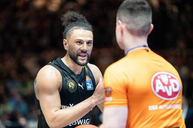 Oluwasimisola Shittu (Nr. 45 Basketball Loewen Braunschweig) im Gespraech mit dem Schiedsrichter GER, Basketball Loewen Braunschweig gegen VET-CONCEPT Gladiators Trier, Basketball, easyCredit BBL, Woche 24, Spielzeit 2025 26, 15.03.2026 GER, Basketball Loewen Braunschweig gegen VET-CONCEPT Gladiators Trier, Basketball, easyCredit BBL, Woche 24, Spielzeit 2025 26, 15.03.2026 Braunschweig Copyright: xEibner-Pressefoto DanielxREINELTx EP_DRT