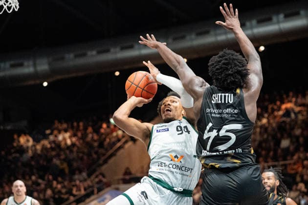 George King (Nr. 94 VET-CONCEPT Gladiators Trier) gegen Oluwasimisola Shittu (Nr. 45 Basketball Loewen Braunschweig) GER, Basketball Loewen Braunschweig gegen VET-CONCEPT Gladiators Trier, Basketball, easyCredit BBL, Woche 24, Spielzeit 2025 26, 15.03.2026 GER, Basketball Loewen Braunschweig gegen VET-CONCEPT Gladiators Trier, Basketball, easyCredit BBL, Woche 24, Spielzeit 2025 26, 15.03.2026 Braunschweig Copyright: xEibner-Pressefoto DanielxREINELTx EP_DRT
