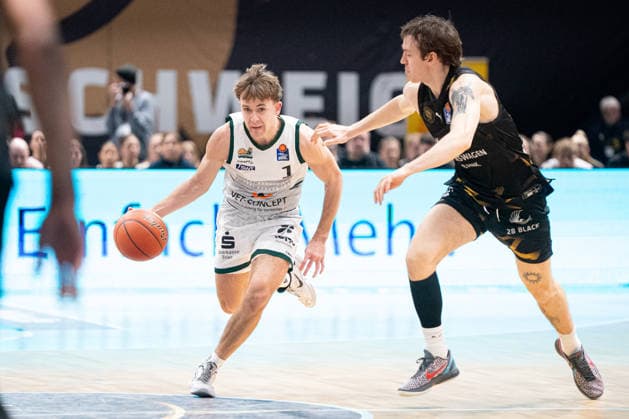 Steven Ashworth (Nr. 1 VET-CONCEPT Gladiators Trier) gegen Benny Schroeder (Nr. 2 Basketball Loewen Braunschweig) GER, Basketball Loewen Braunschweig gegen VET-CONCEPT Gladiators Trier, Basketball, easyCredit BBL, Woche 24, Spielzeit 2025 26, 15.03.2026 GER, Basketball Loewen Braunschweig gegen VET-CONCEPT Gladiators Trier, Basketball, easyCredit BBL, Woche 24, Spielzeit 2025 26, 15.03.2026 Braunschweig Copyright: xEibner-Pressefoto DanielxREINELTx EP_DRT