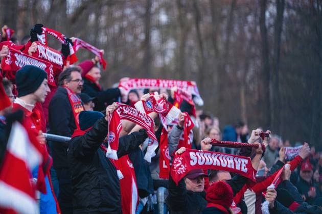 FC Bayern Muenchen Fans feiern, Schals 1.FC Köln vs. FC Bayern München, Fussball, Google Pixel Frauen-Bundesliga, 20.Spieltag, Saison 2025 26, 15.03.2026, 1.FC Köln vs. FC Bayern München, Fussball, Google Pixel Frauen-Bundesliga, 20.Spieltag, Saison 2025 26, 13.03.2026 Köln Copyright: xEibner-Pressefoto LukasxBaldygax EP_LBA