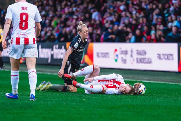 Weronika Zawistowska (1.FC Koeln, 10) mit schmerzen am Boden 1.FC Köln vs. FC Bayern München, Fussball, Google Pixel Frauen-Bundesliga, 20.Spieltag, Saison 2025 26, 15.03.2026, 1.FC Köln vs. FC Bayern München, Fussball, Google Pixel Frauen-Bundesliga, 20.Spieltag, Saison 2025 26, 13.03.2026 Köln Copyright: xEibner-Pressefoto LukasxBaldygax EP_LBA