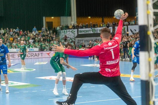 Mateusz Kornecki (TVB Stuttgart, 01) wehrt einen 7-Meter-Wurf von Dean Bombac (SC DHfK Leipzig, 67) ab SC DHfK Leipzig vs. TVB Stuttgart, Handball, 1. Handball-Bundesliga, 25. Spieltag, Saison 2025 2026, 15.03.2026 SC DHfK Leipzig vs. TVB Stuttgart, Handball, 1. Handball-Bundesliga, 25. Spieltag, Saison 2025 2026, 15.03.2026 Leipzig Copyright: xEibner-Pressefoto PiaxSchindlerx EP_PSR