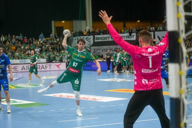 Dean Bombac (SC DHfK Leipzig, 67) wirft einen 7-Meter-Wurf gegen Mateusz Kornecki (TVB Stuttgart, 01) SC DHfK Leipzig vs. TVB Stuttgart, Handball, 1. Handball-Bundesliga, 25. Spieltag, Saison 2025 2026, 15.03.2026 SC DHfK Leipzig vs. TVB Stuttgart, Handball, 1. Handball-Bundesliga, 25. Spieltag, Saison 2025 2026, 15.03.2026 Leipzig Copyright: xEibner-Pressefoto PiaxSchindlerx EP_PSR