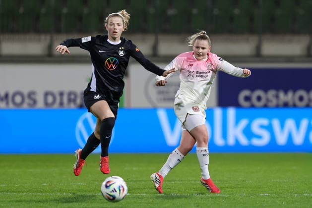 v.li.: Justine Kielland (VfL Wolfsburg, 18) und Vanessa Fudalla (Bayer 04 Leverkusen, 21) im Zweikampf, Duell, Dynamik, Aktion, Action, Spielszene, DIE DFB-RICHTLINIEN UNTERSAGEN JEGLICHE NUTZUNG VON FOTOS ALS SEQUENZBILDER UND ODER VIDEOÄHNLICHE FOTOSTRECKEN. DFB REGULATIONS PROHIBIT ANY USE OF PHOTOGRAPHS AS IMAGE SEQUENCES AND OR QUASI-VIDEO., 15.03.2026, Wolfsburg (Deutschland), Fussball, Google Pixel Frauen-Bundesliga, VfL Wolfsburg - Bayer 04 Leverkusen