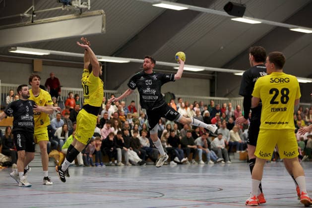 15.03.2026, Herren, Handball, Saison 2025 2026, Regionalliga, 19. Spieltag: DJK Waldbuettelbrunn - TSV Lohr v.li. David Winheim ( 3, TSG Waldbüttelbrunn), Gergö Zvolenszki ( 5, TSV Lohr), Vukasin Popovic ( 10, TSV Lohr), Julian Stumpf ( 55, TSG Waldbüttelbrunn) Waldbuettelbrunn Ballsporthalle Bayern Deutschland